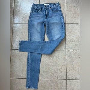 Levi’s Women’s 721 High Rise Skinny Jeans size 28